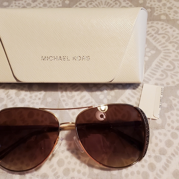 Brand new items that I am reselling for less - Picture 6 of 9